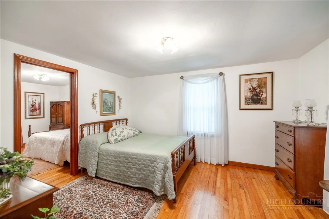 Image number 5 for the current listing