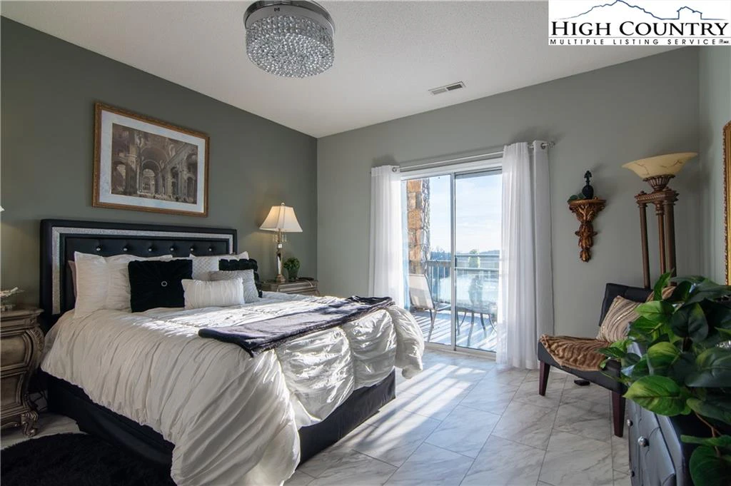 Image number 15 for the current listing