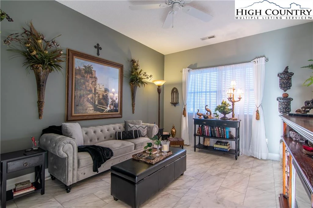 Image number 13 for the current listing