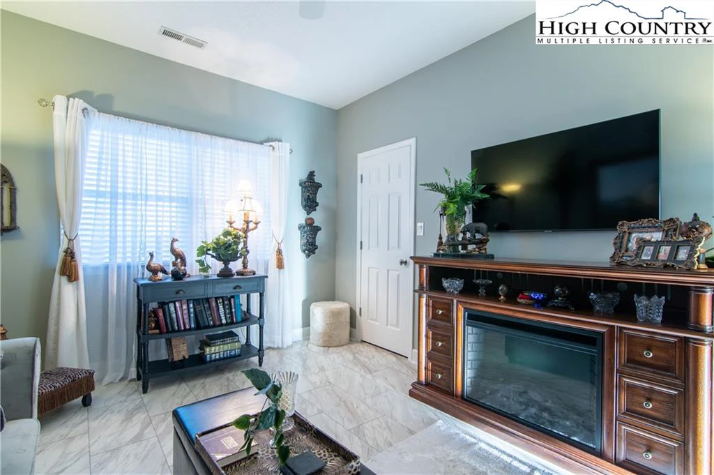 Image number 12 for the current listing