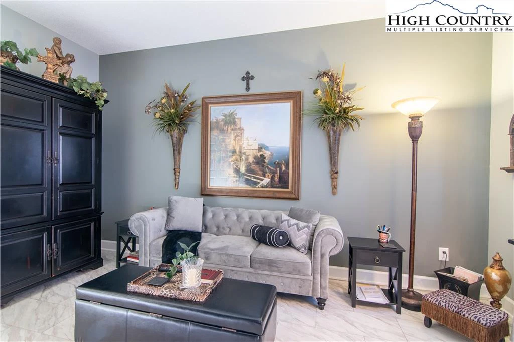 Image number 10 for the current listing