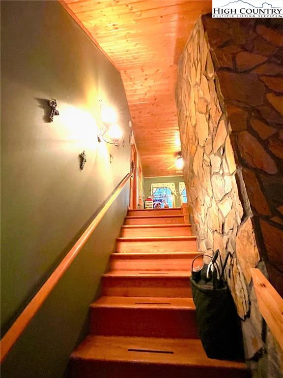 Image number 5 for the current listing
