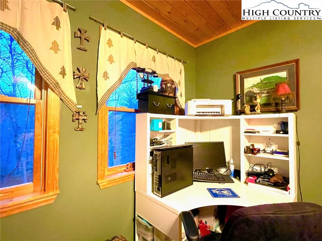 Image number 13 for the current listing
