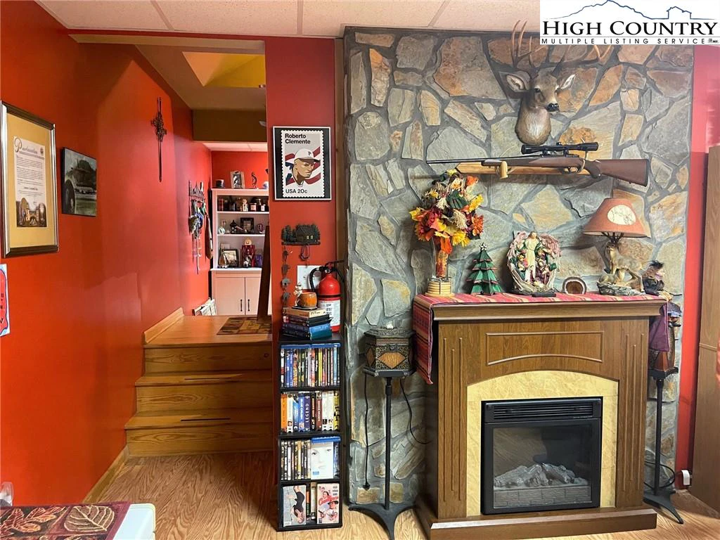 Image number 19 for the current listing