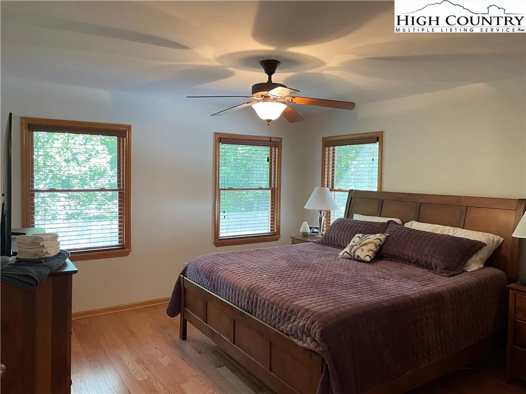 Image number 9 for the current listing