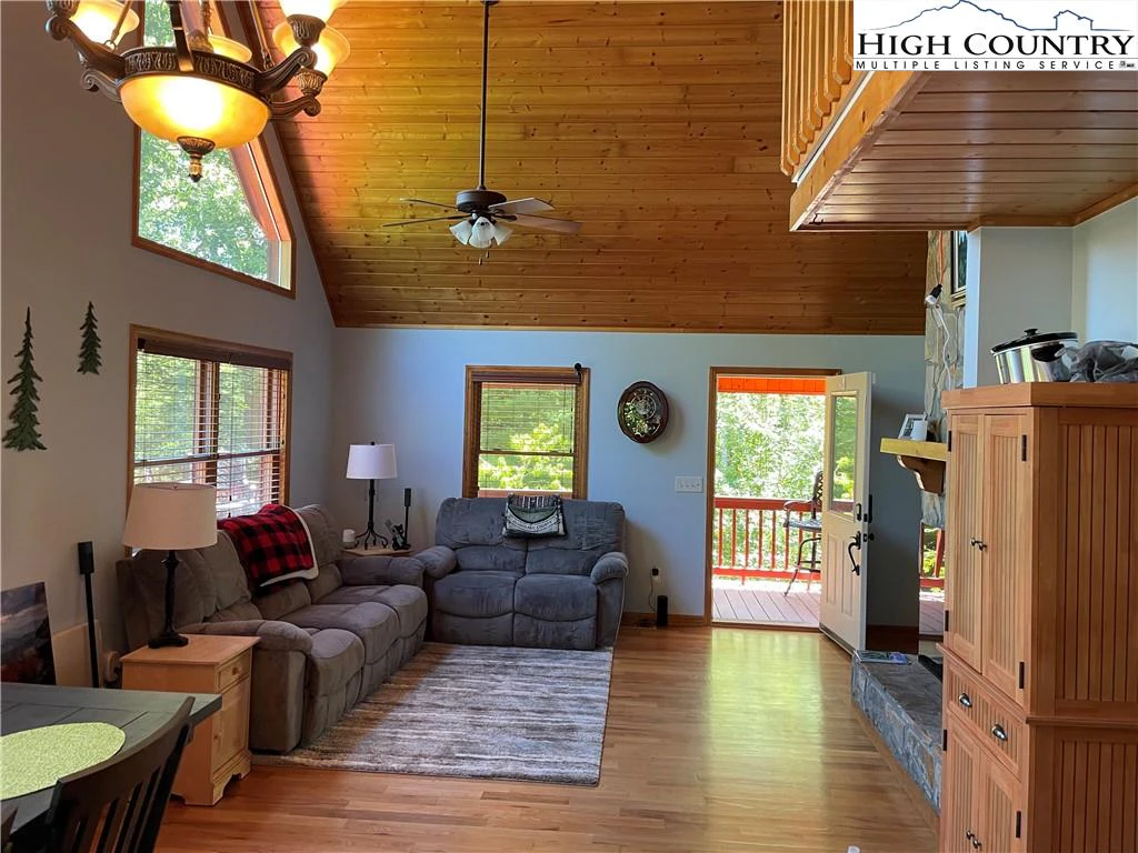 Image number 19 for the current listing