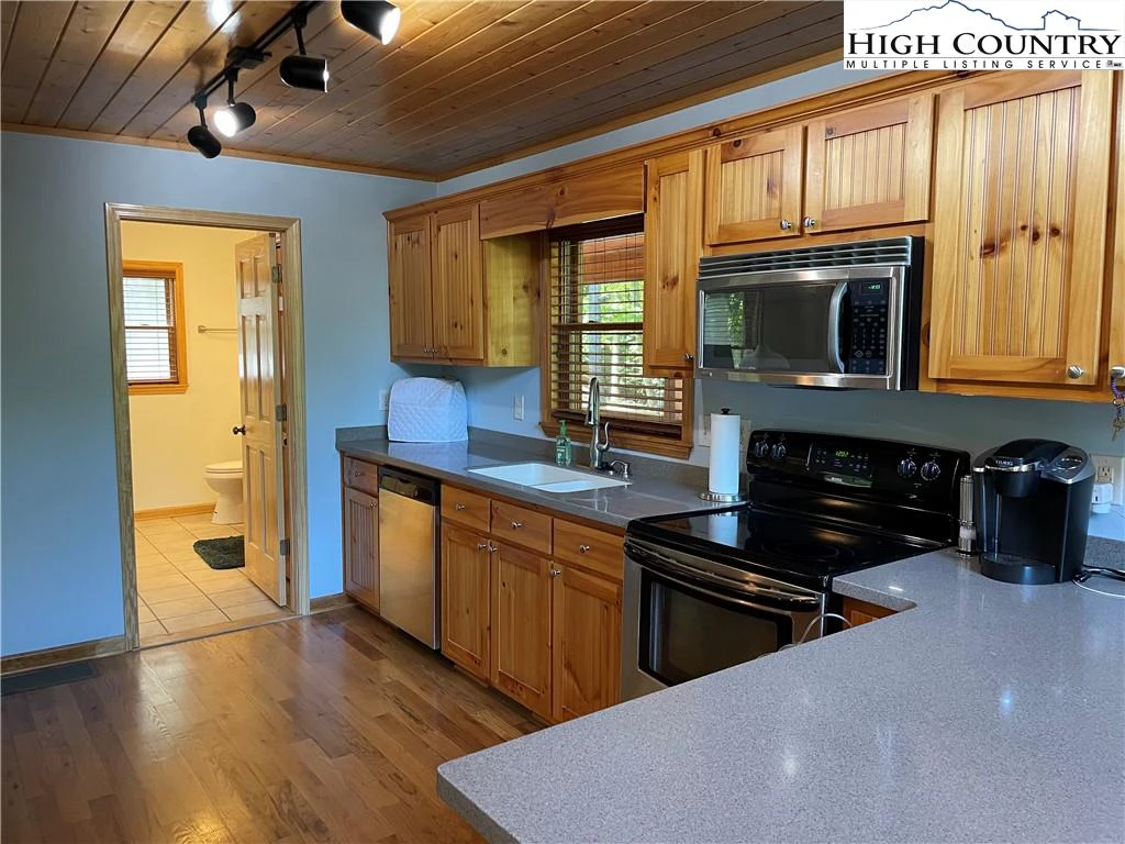 Image number 18 for the current listing