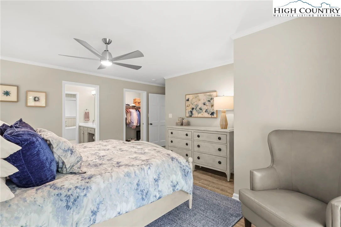 Image number 4 for the current listing