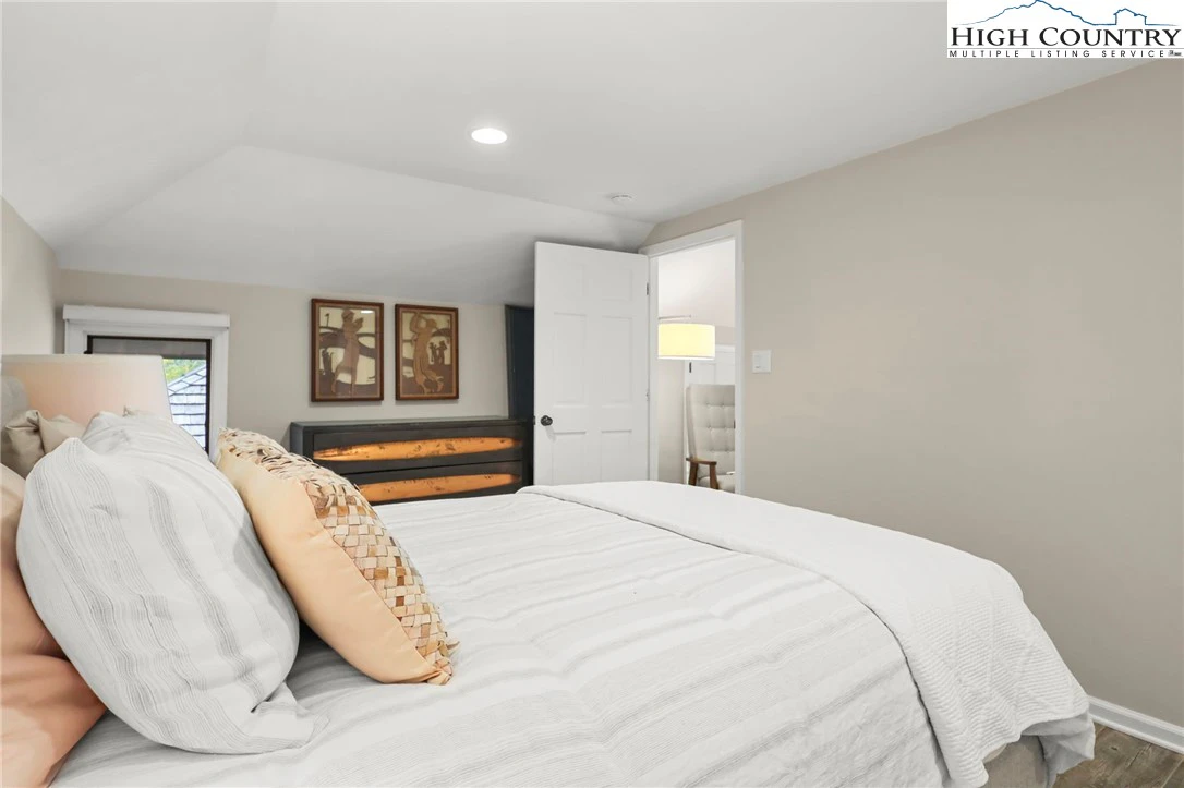 Image number 11 for the current listing