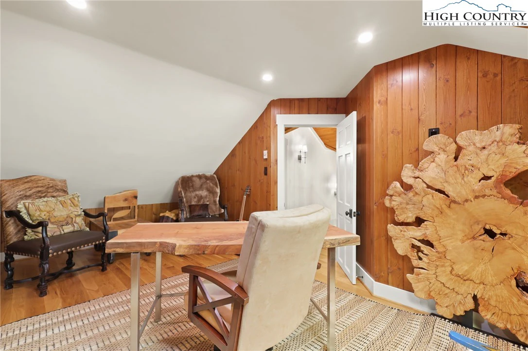 Image number 13 for the current listing