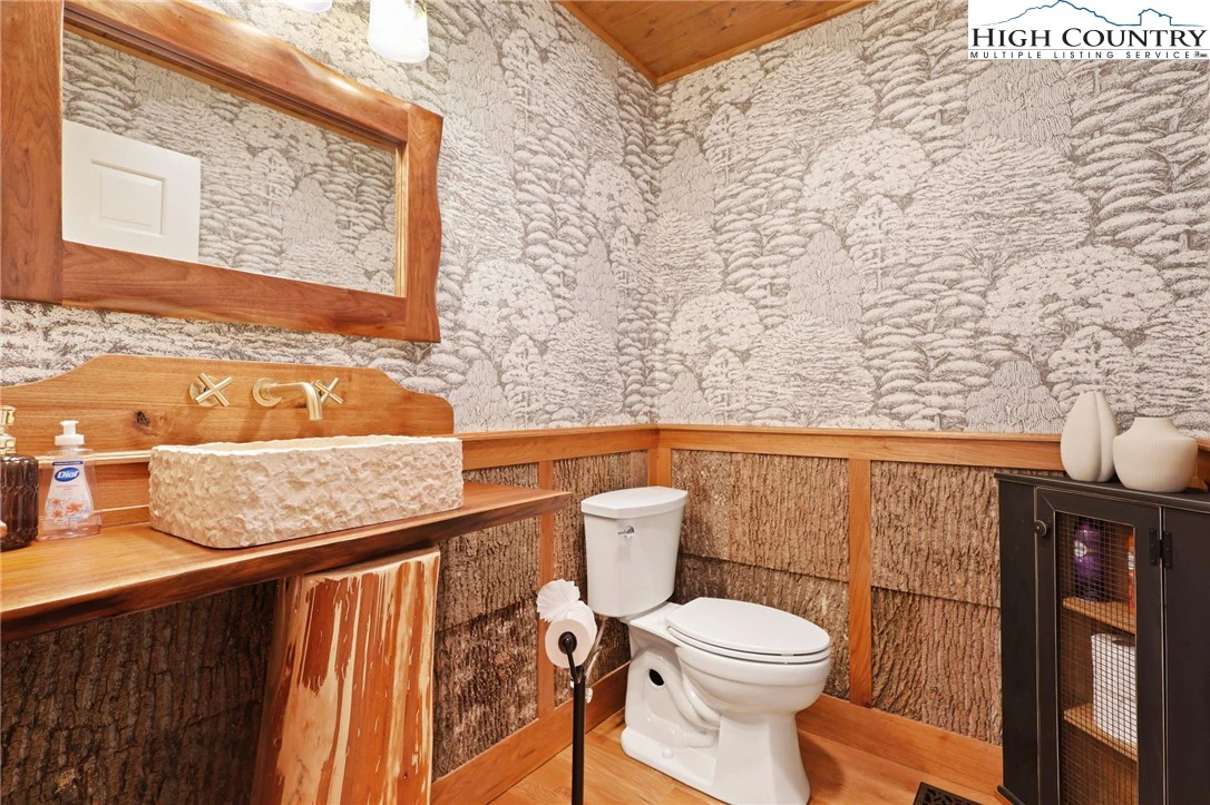 Image number 4 for the current listing