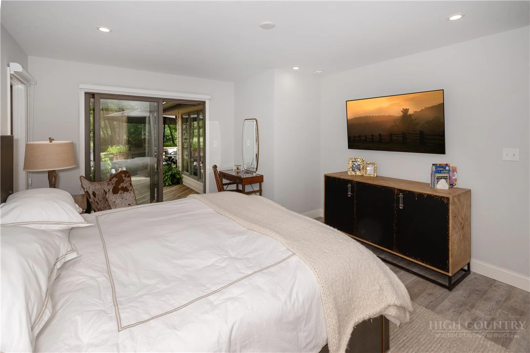 Image number 11 for the current listing