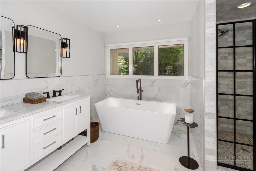 Image number 12 for the current listing