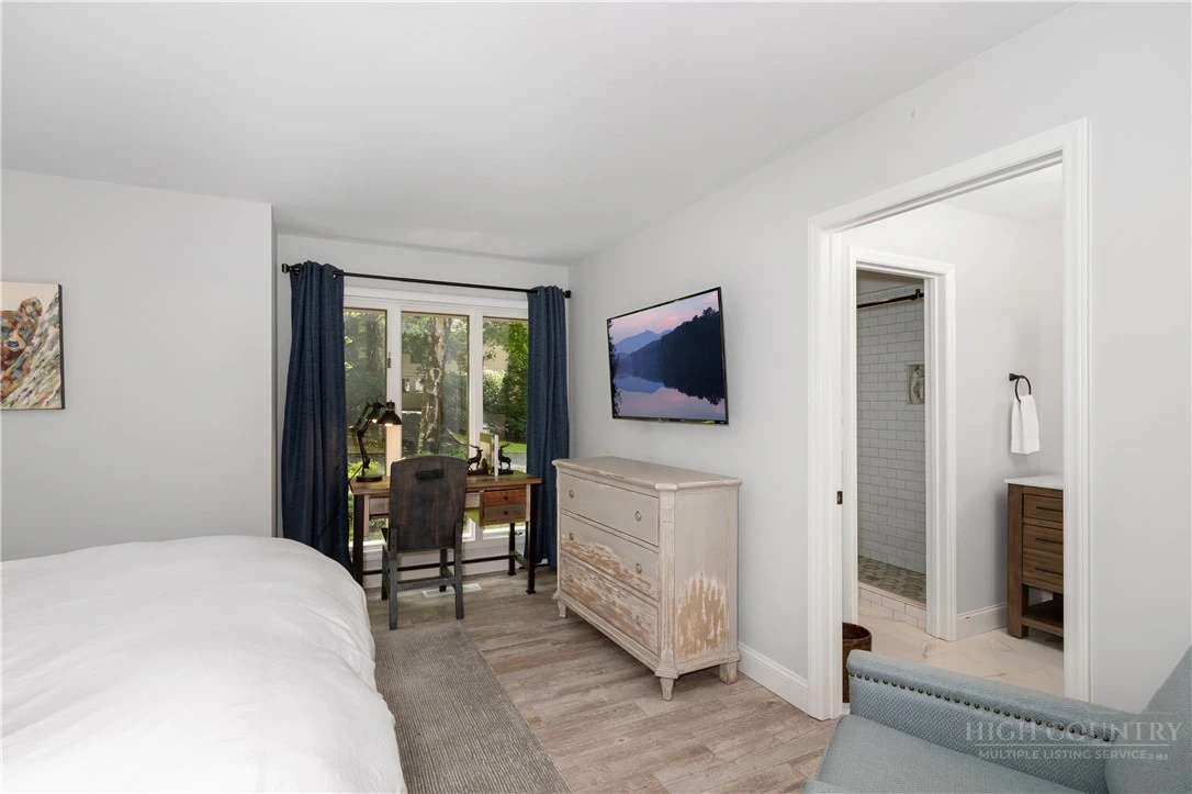 Image number 14 for the current listing