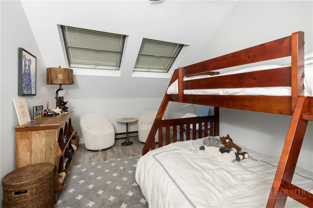 Image number 18 for the current listing