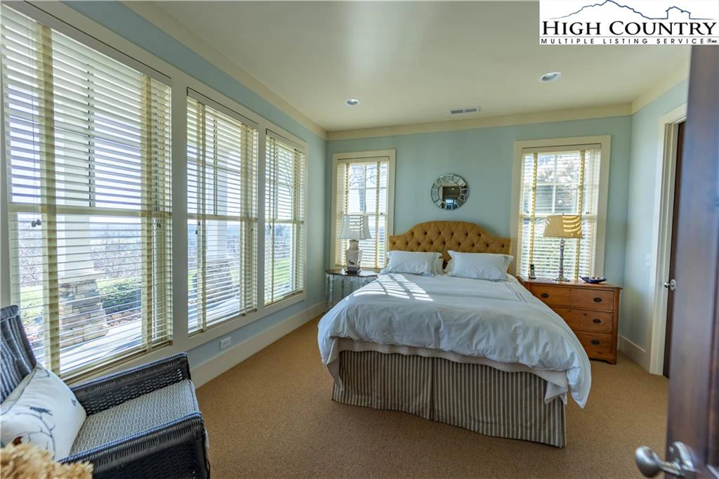 Image number 6 for the current listing