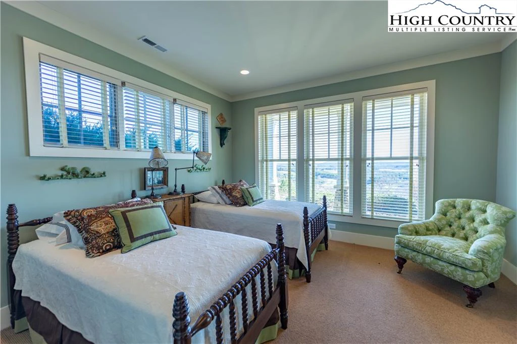 Image number 11 for the current listing