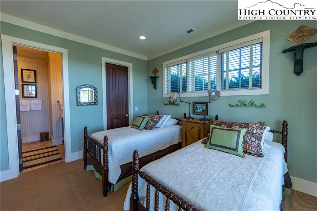 Image number 12 for the current listing