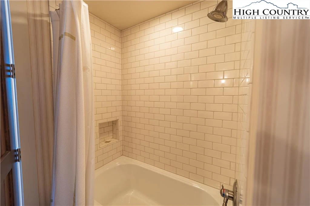 Image number 2 for the current listing