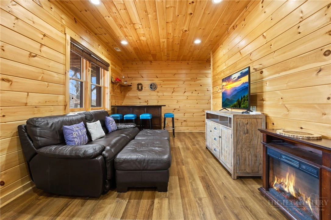 Image number 14 for the current listing