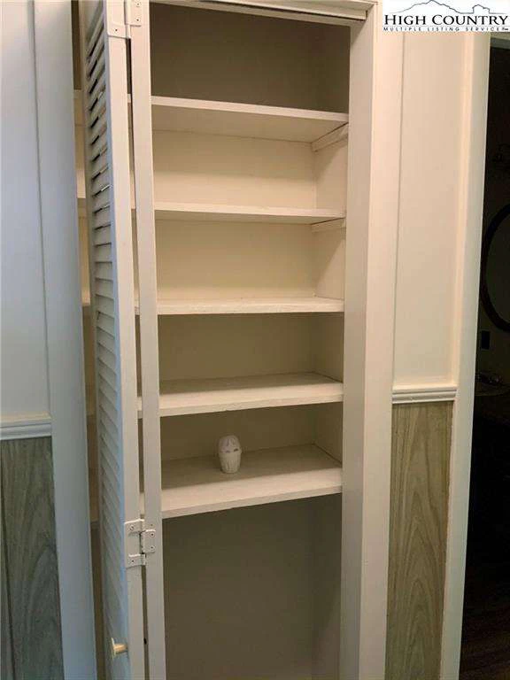 Image number 5 for the current listing