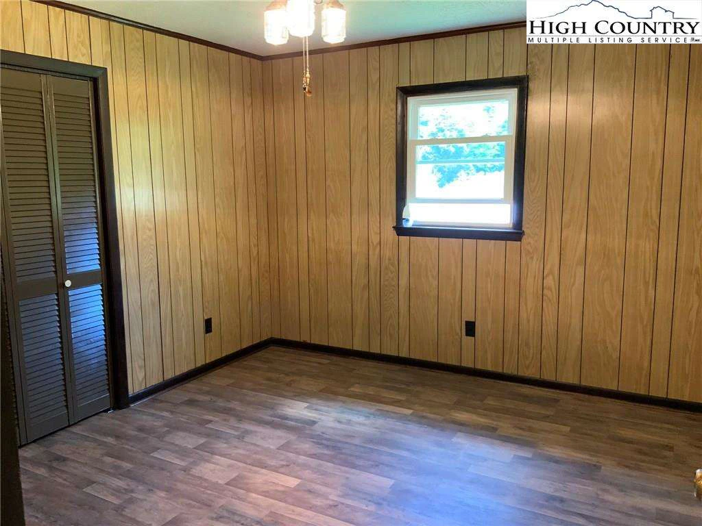 Image number 11 for the current listing