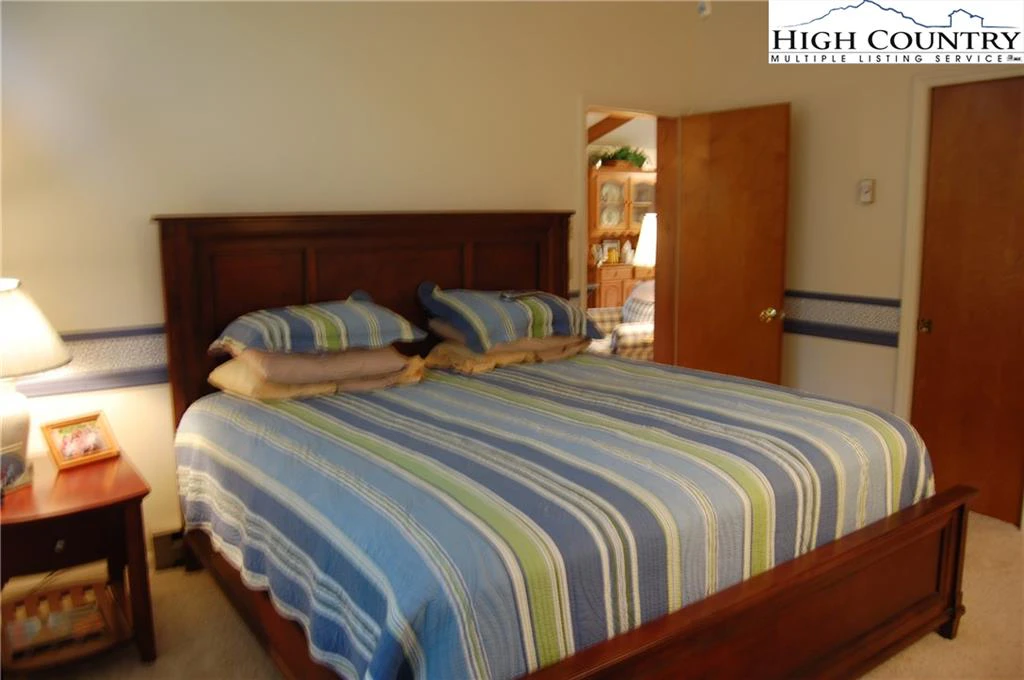 Image number 15 for the current listing
