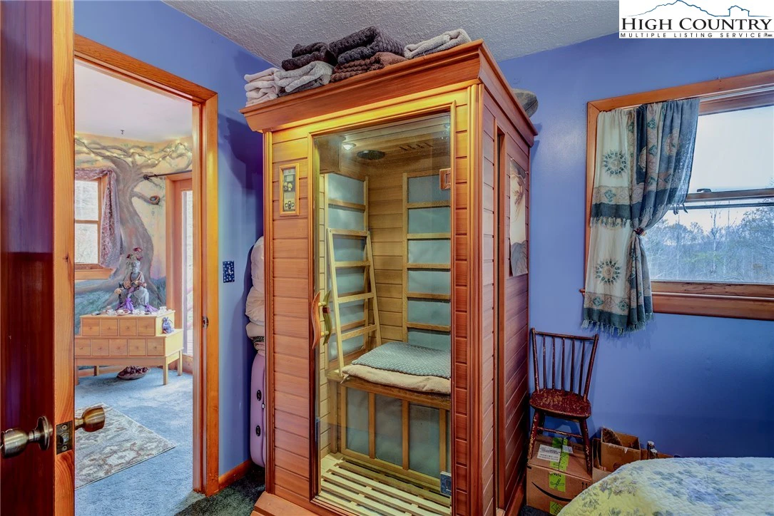 Image number 19 for the current listing