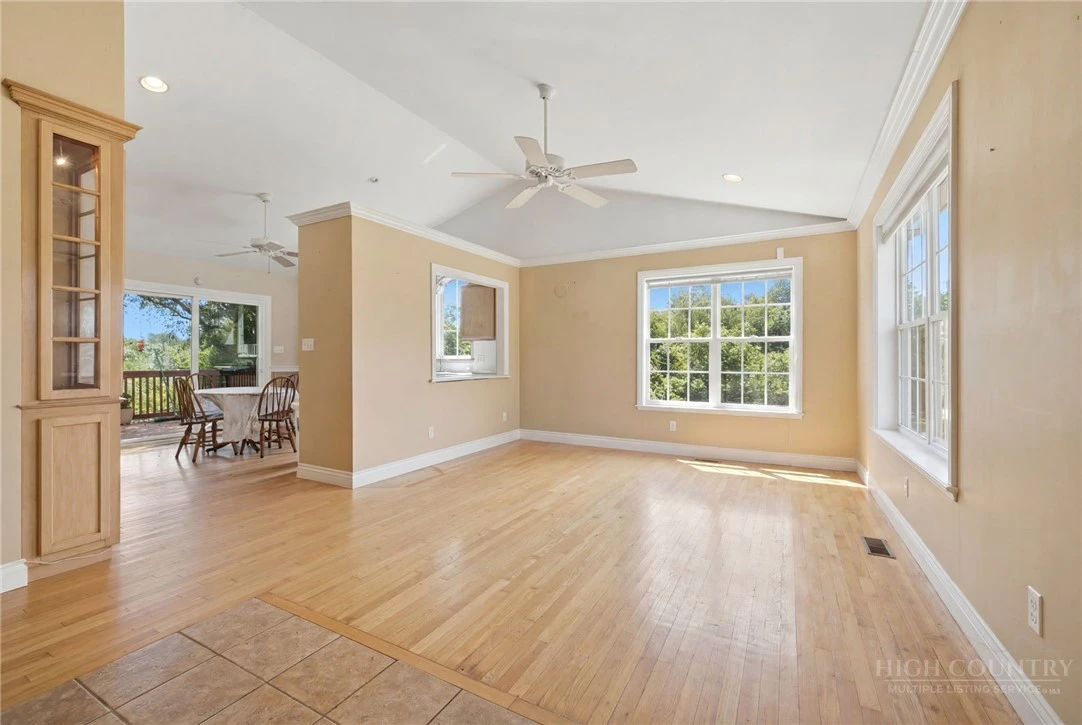 Image number 11 for the current listing