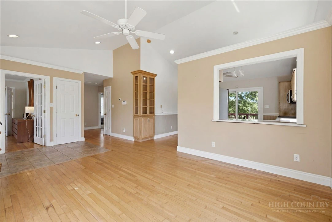 Image number 13 for the current listing