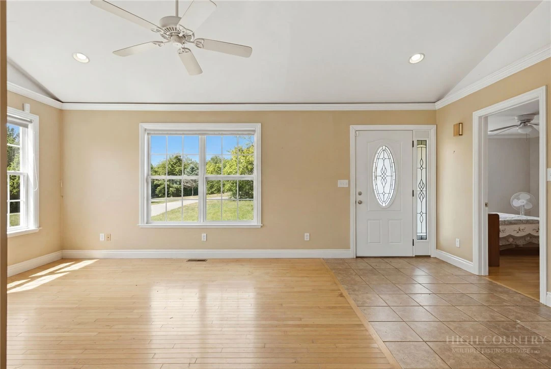 Image number 15 for the current listing