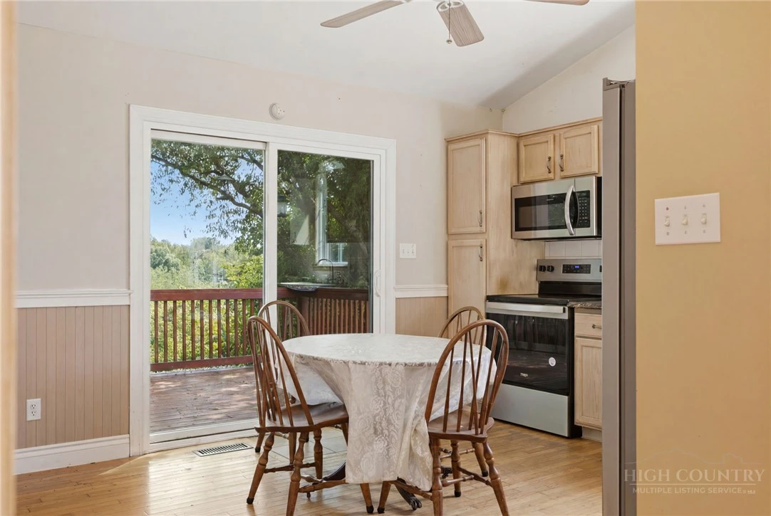 Image number 17 for the current listing