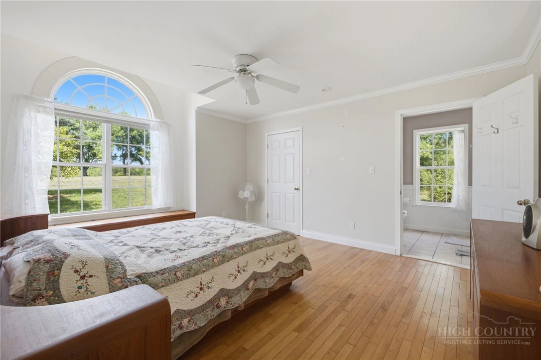 Image number 21 for the current listing