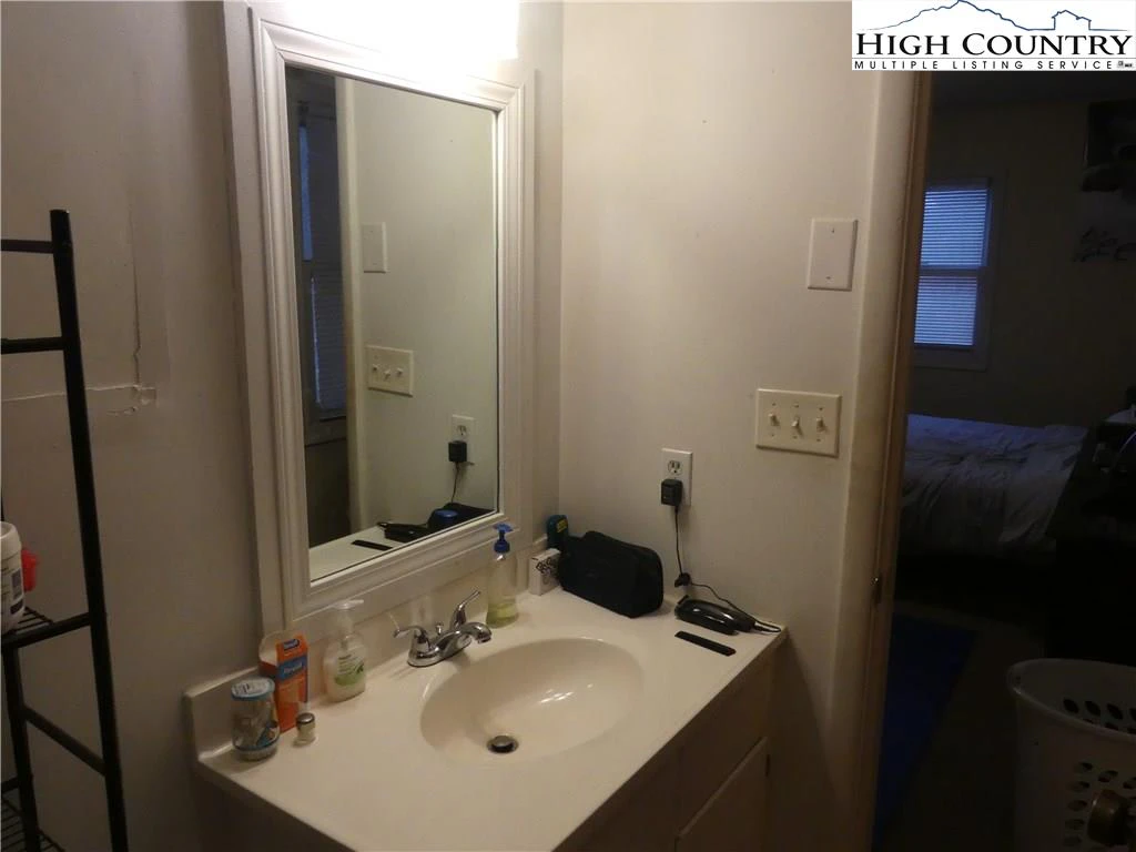 Image number 9 for the current listing