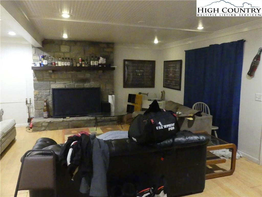 Image number 6 for the current listing