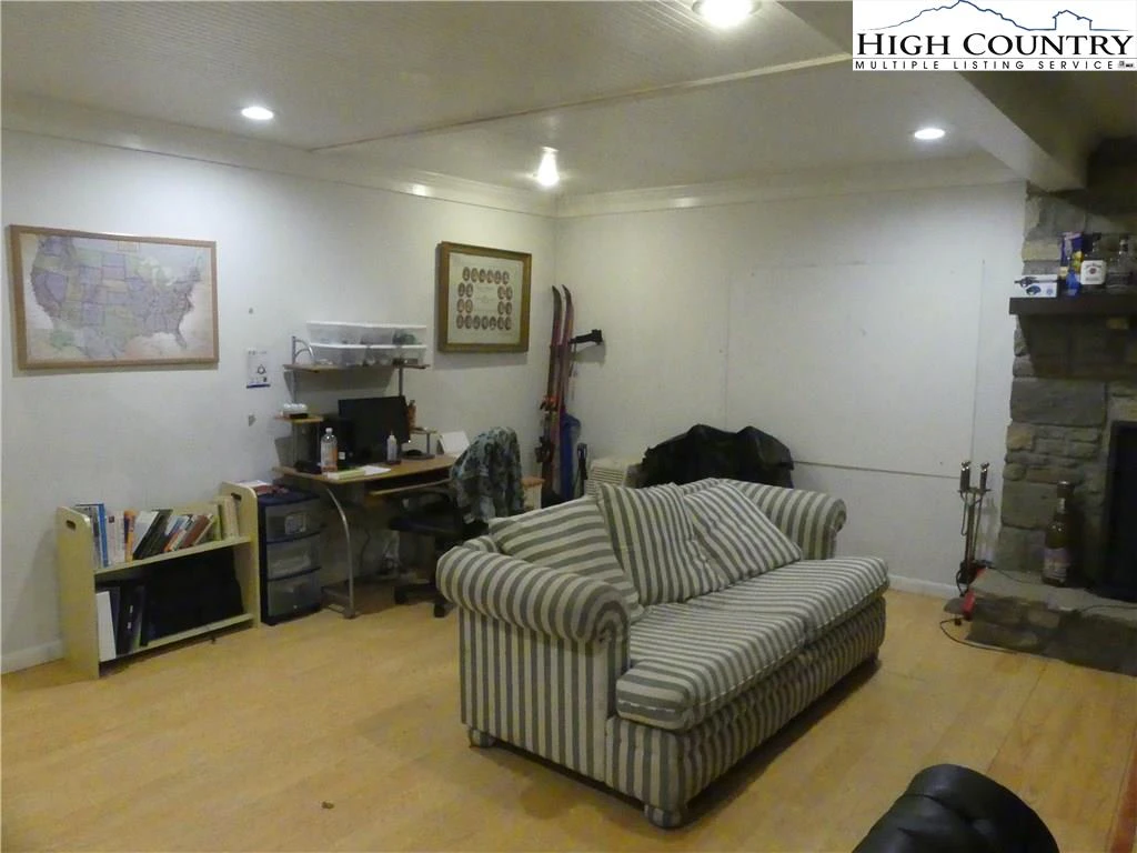 Image number 5 for the current listing
