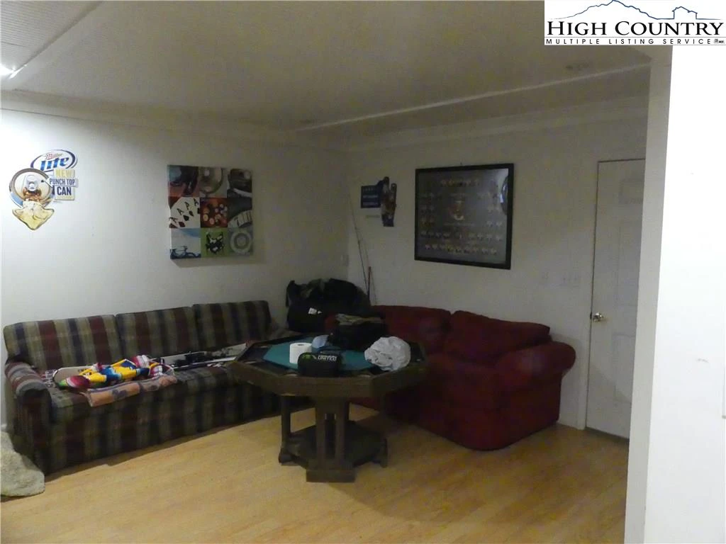 Image number 4 for the current listing