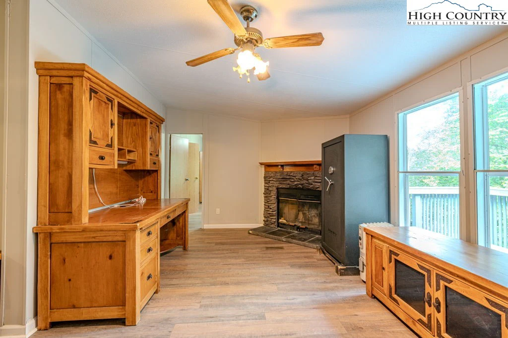 Image number 3 for the current listing