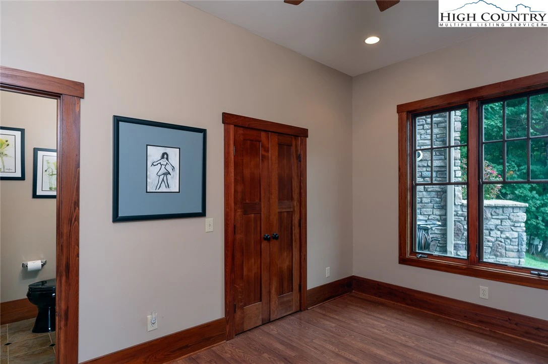 Image number 10 for the current listing