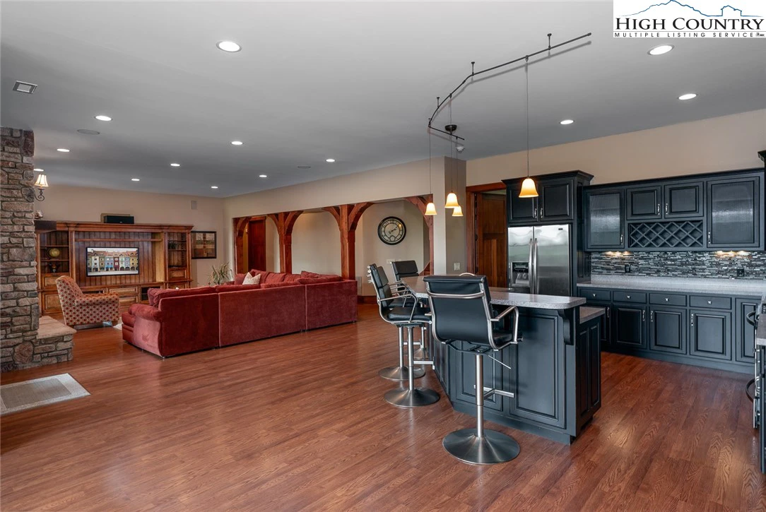 Image number 2 for the current listing