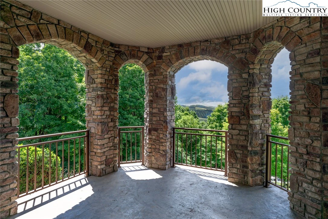 Image number 14 for the current listing