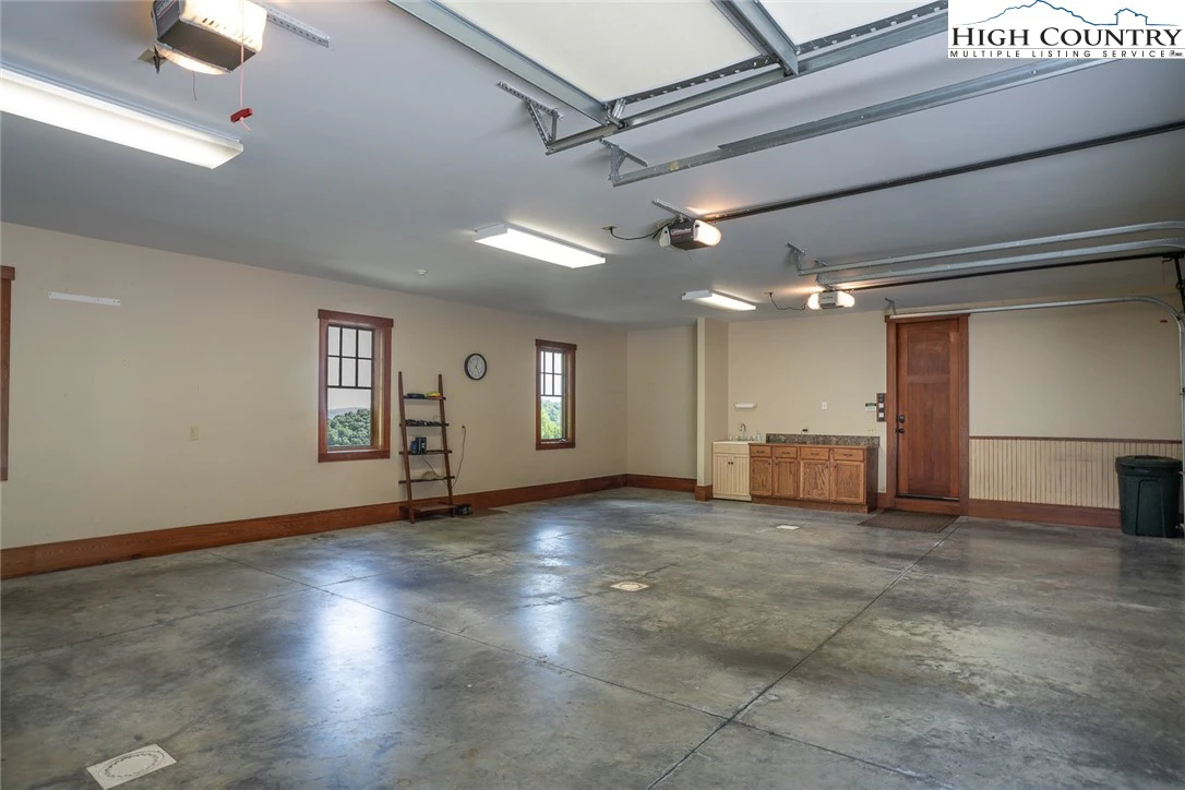 Image number 17 for the current listing