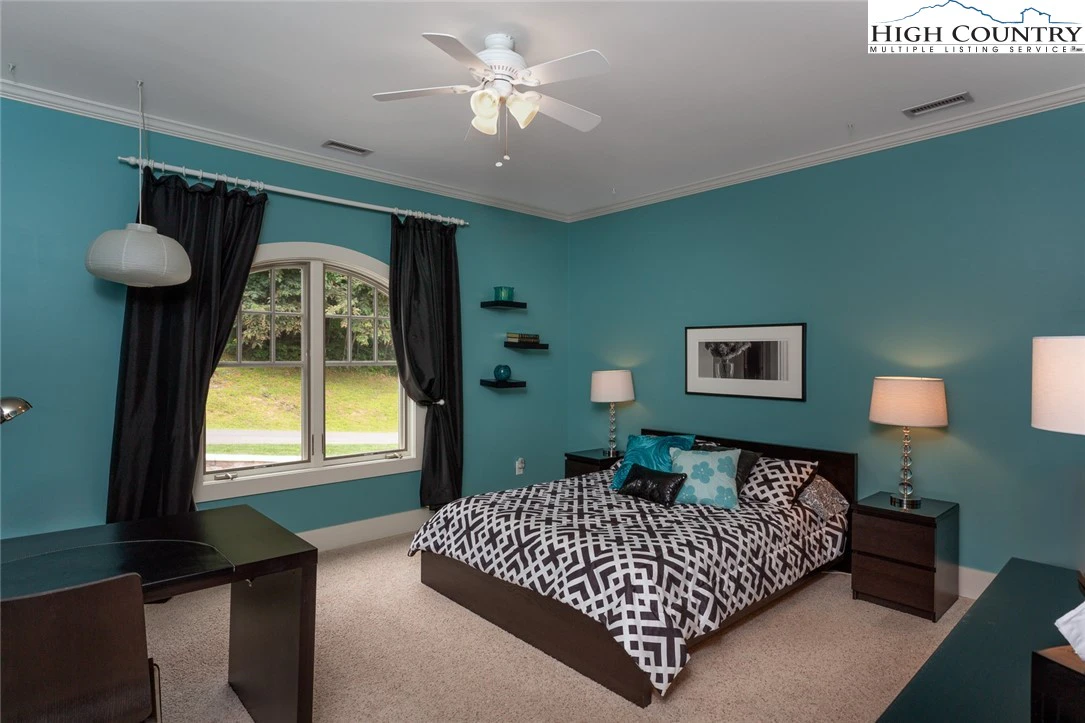 Image number 3 for the current listing