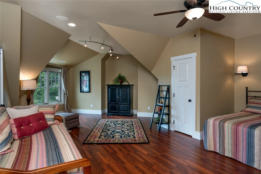 Image number 6 for the current listing