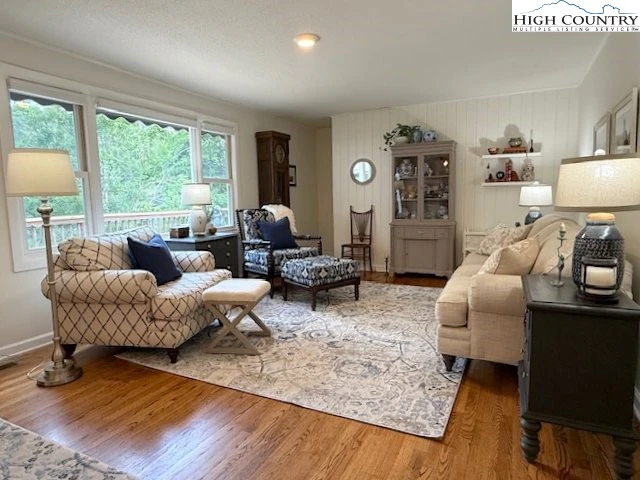 Image number 3 for the current listing