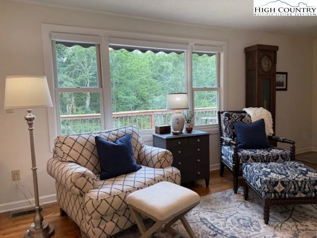Image number 14 for the current listing