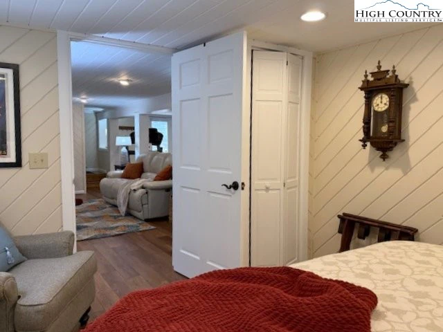 Image number 1 for the current listing