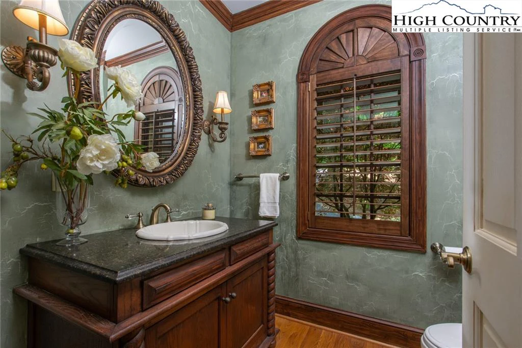Image number 3 for the current listing