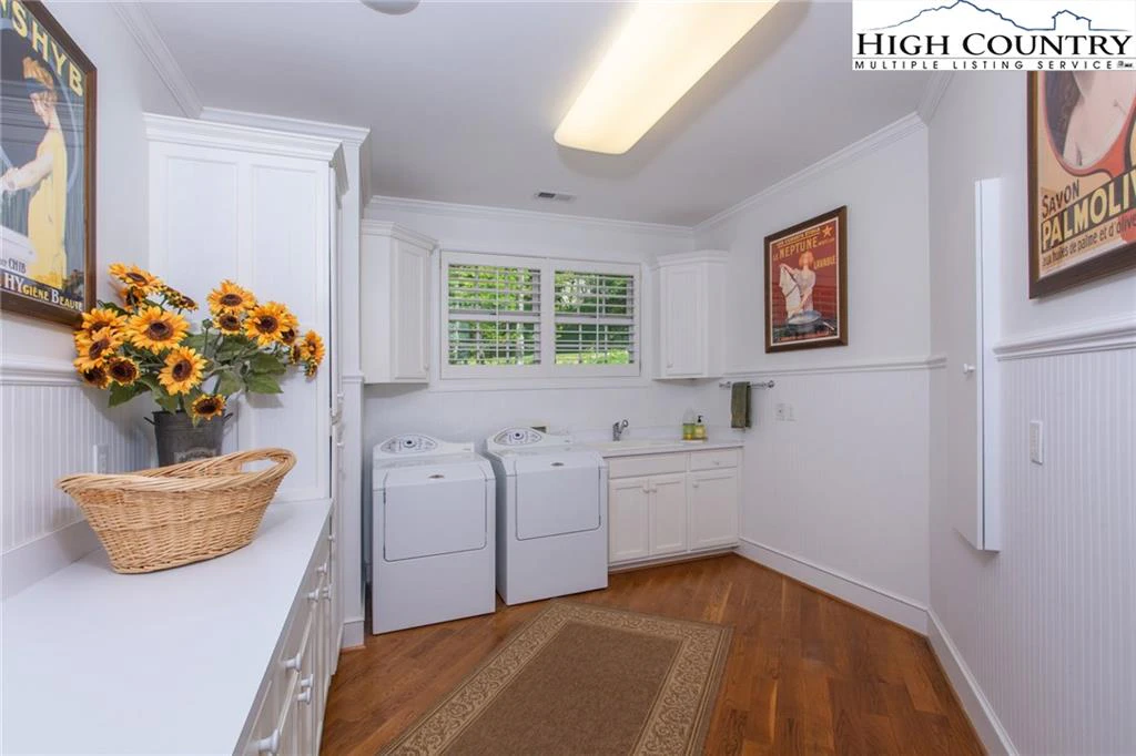 Image number 4 for the current listing