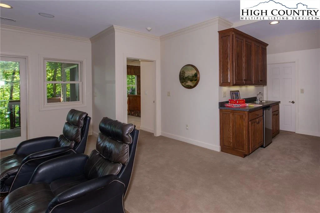 Image number 7 for the current listing